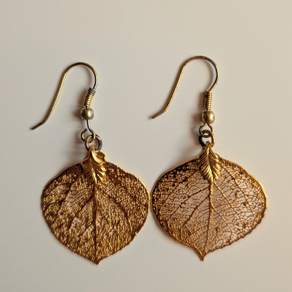 Gold Tone Filigree Leaf Drop Dangle Earrings Nature Inspired Openwork Hook - Picture 2 of 3